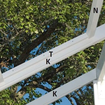 Mellom vannrette lekter settes lister i orangeri Mellom de vannrette lektene settes smale lister i orangeri